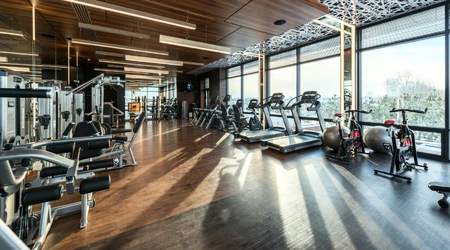 Průvodce pro nováčky: jak si užít první trénink a nebát se fitness centra