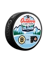 Oficiální puk utkání Inglasco Inc.  NHL Outdoors Lake Tahoe Dueling Philadelphia Flyers vs Boston Bruins