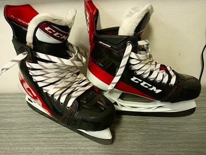 Poškozeno -  Hokejové brusle CCM JetSpeed FT4 PRO Senior  EUR 42,5  Wide